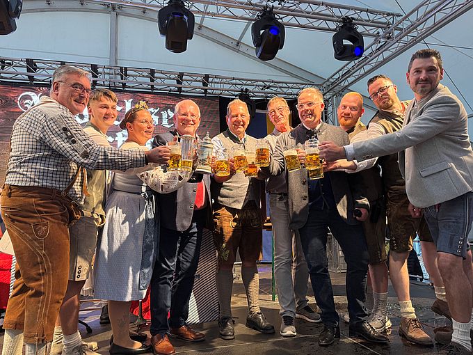 Der Bierfassanstich im Zelt