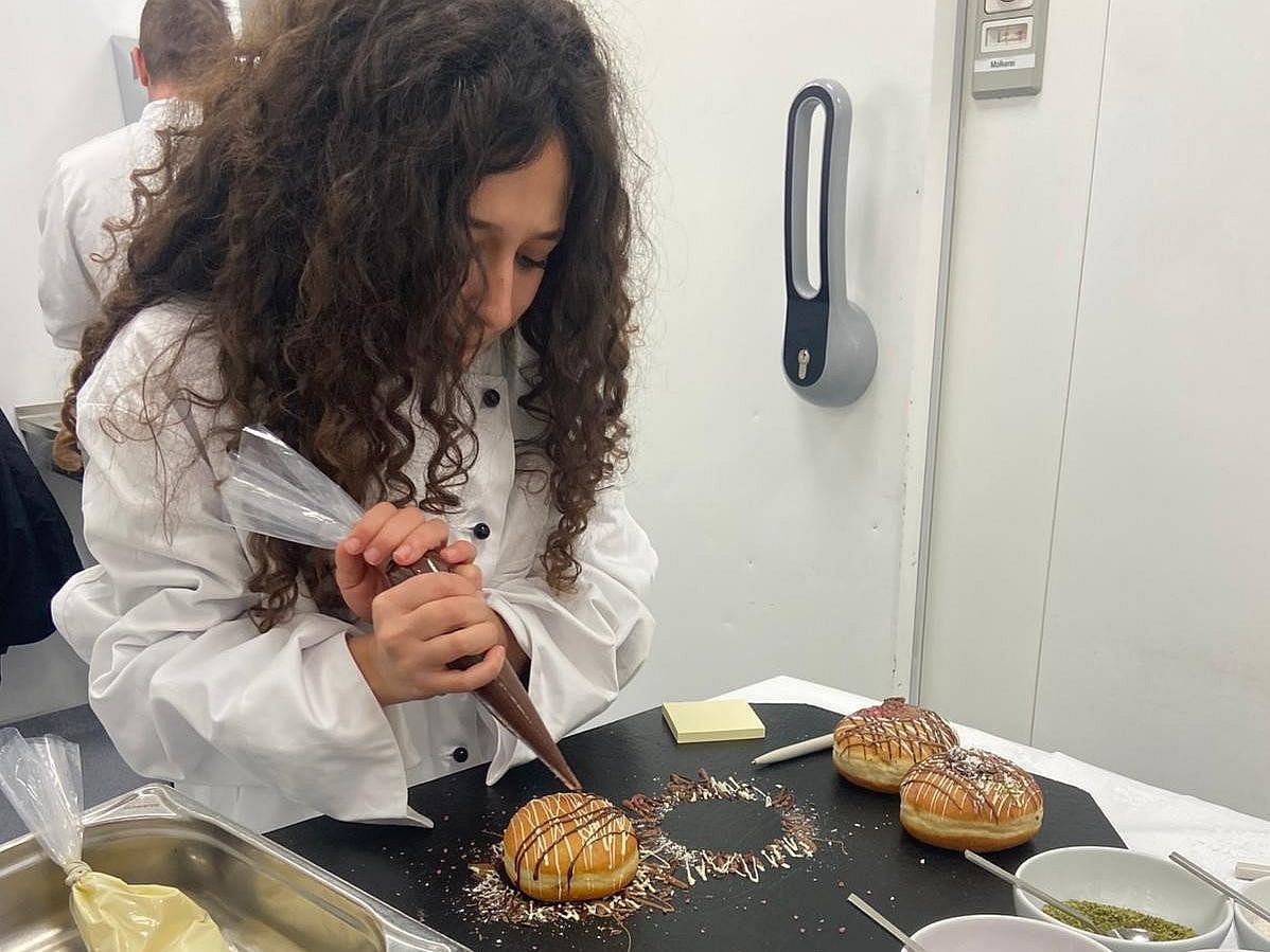 Krapfen werden dekoriert