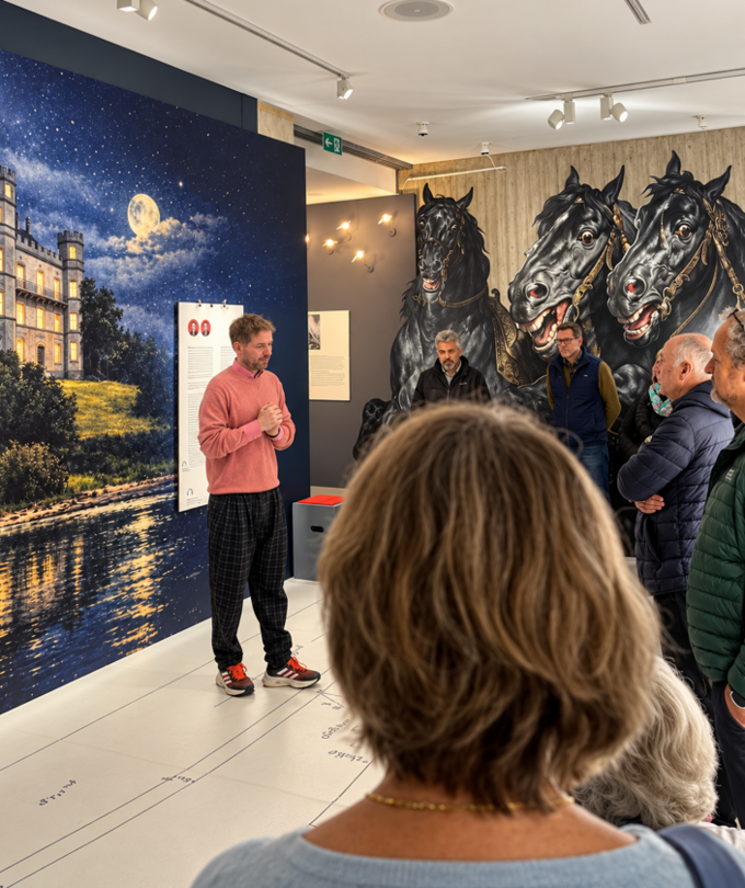 Herr Tillig erklärt die Ausstellung