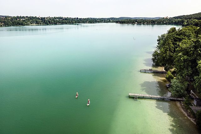 Der Pilsensee bietet verschiedene Wassersportmöglichkeiten für Groß und Klein. 