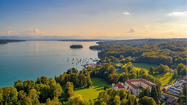 Der Starnberger See wirkt nicht nur aus der Vogelperspektive wie auf diesem Bild beeindruckend. Er ist es auch vom Ufer aus.