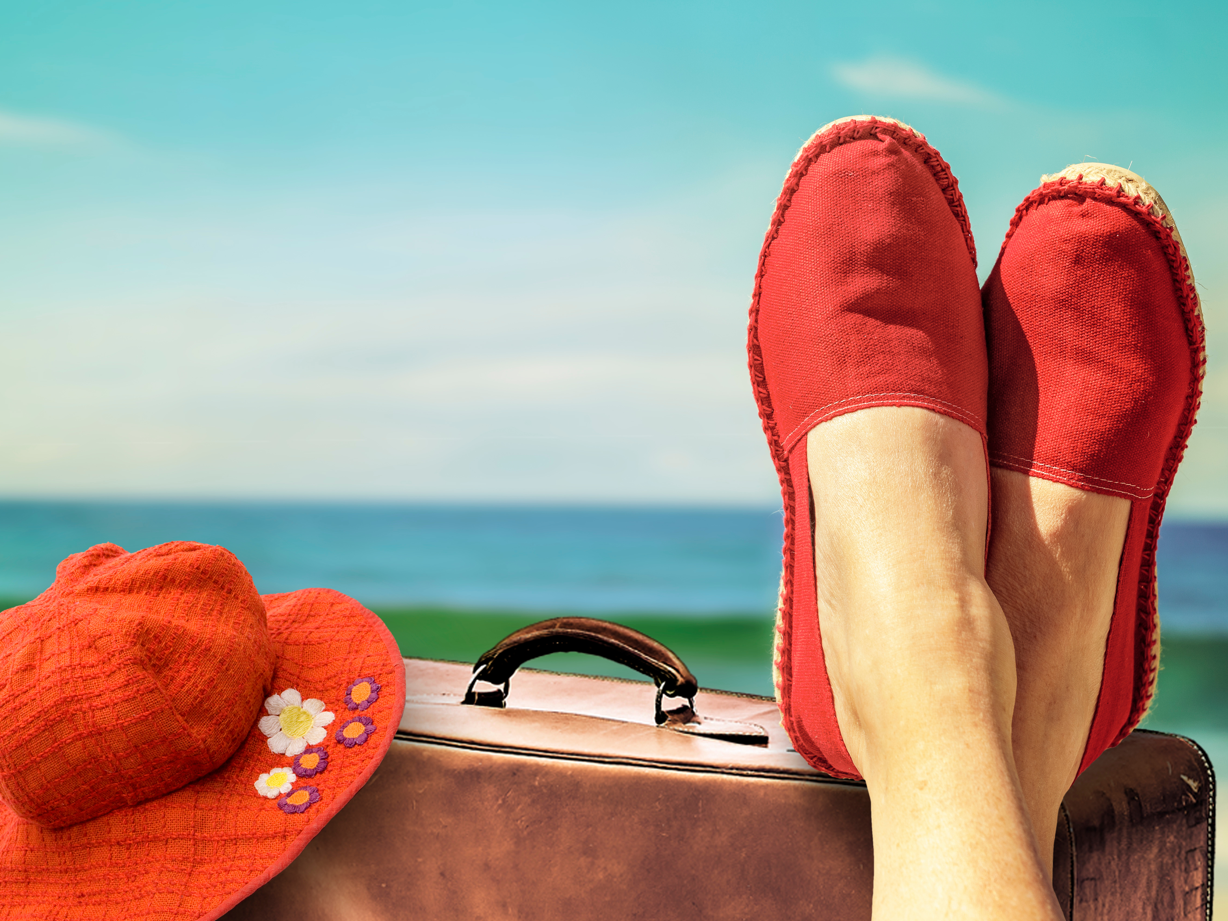 Füße auf einem Koffer