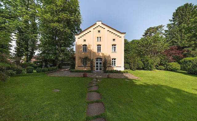 Der Marstall in Berg war früher der Stall von König Ludwig II., in welchem seine edlen Reitpferde untergebracht wurden. Heute dient er als Eventlocation.