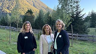 Drei regionalmanagerinnen beim Austausch in Garmisch