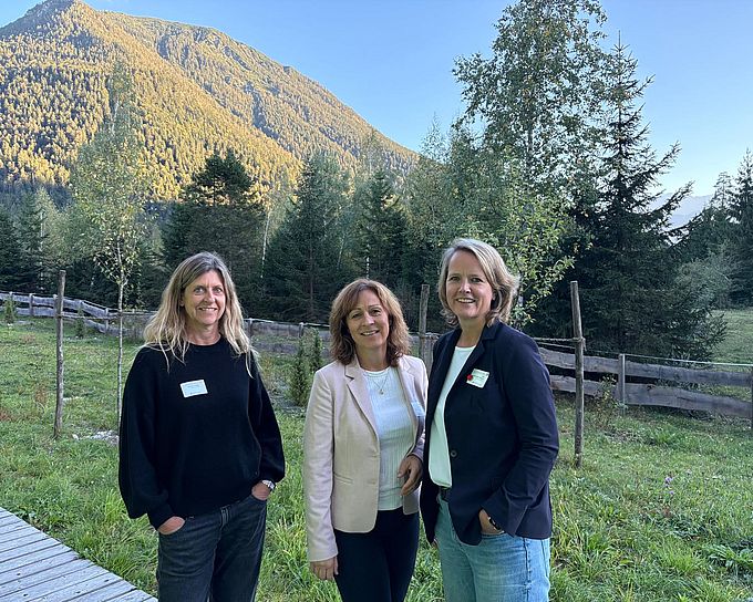 Drei regionalmanagerinnen beim Austausch in Garmisch