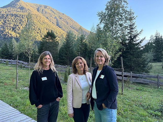 Drei regionalmanagerinnen beim Austausch in Garmisch