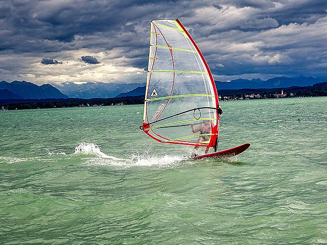 Wassersport am Starnberger See - von dem gemütlichen Ruderboot bis zum rasanten Segelboot ist alles dabei