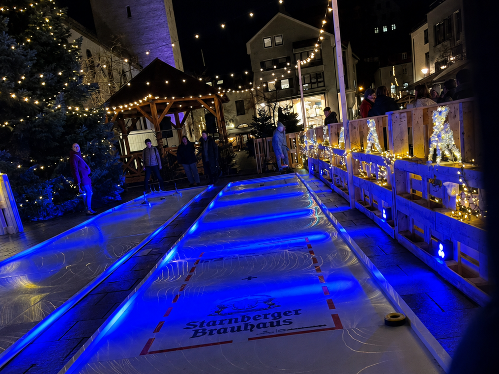 Die Eisstockbahn bei Nacht