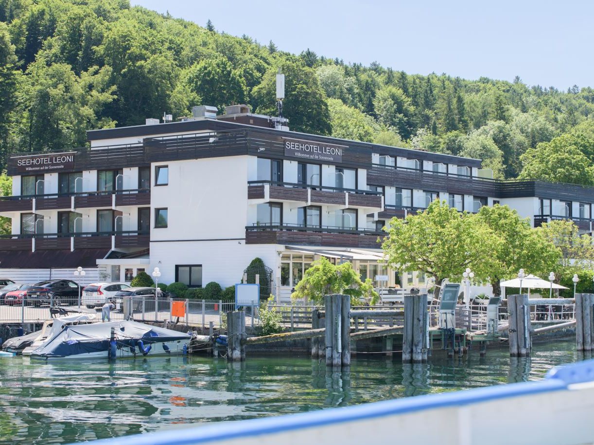 Das Seehotel Leoni ist traumhaft direkt am See gelegen. 