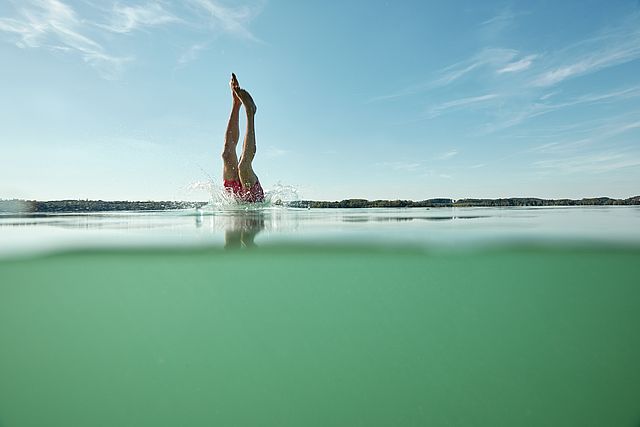 Der Wörthsee erinnert mit seiner türkisblauen Farbe an die Karibik und lädt zu Wassersport in allen Facetten ein.