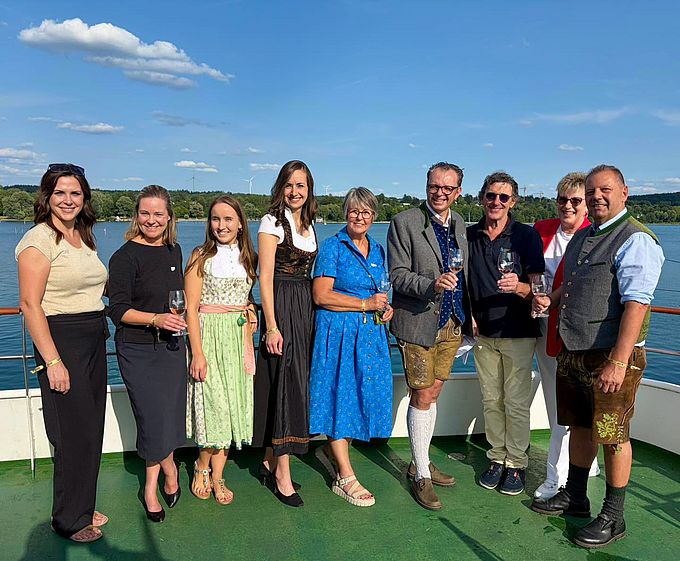Das Team der gwt bei der Weinfahrt auf dem Schiff