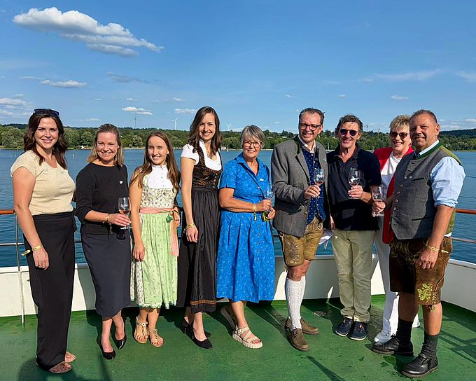 Das Team der gwt bei der Weinfahrt auf dem Schiff