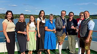 Das Team der gwt bei der Weinfahrt auf dem Schiff