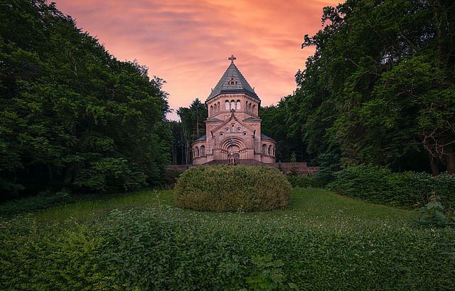 Sehenswert ist nicht nur die Votivkapelle, die dort errichtet wurde, wo König Ludwig II. tot im Wasser aufgefunden wurde.  