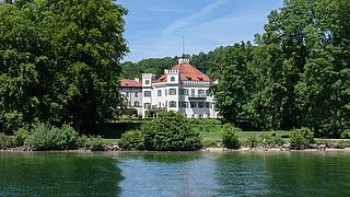 Das Schloss Possenhofen ist ein beliebtes Ausflugsziel in der Region. 
