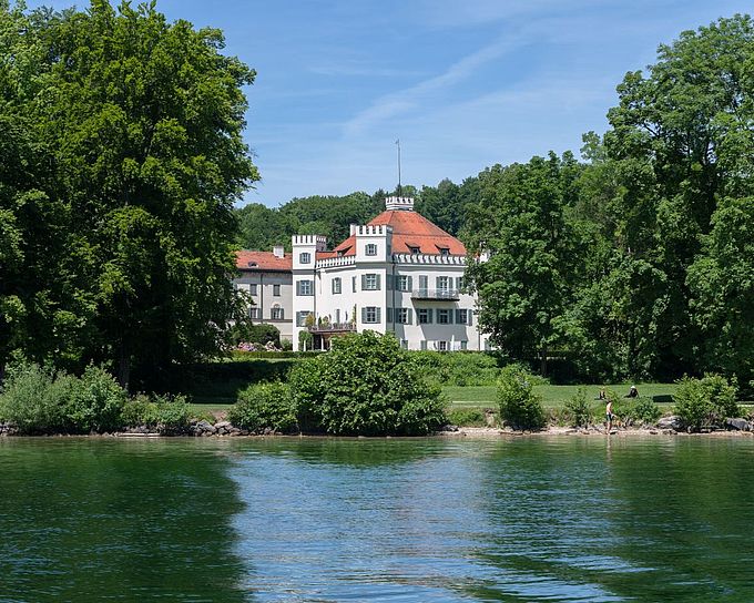 Das Schloss Possenhofen ist ein beliebtes Ausflugsziel in der Region. 