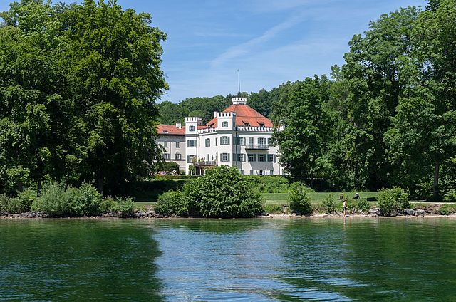 Eine hoheitliche Region ohne Schlösser ist unvorstellbar! Das Schloss Possenhofen auf dem Bild kann von außen besichtigt werden.