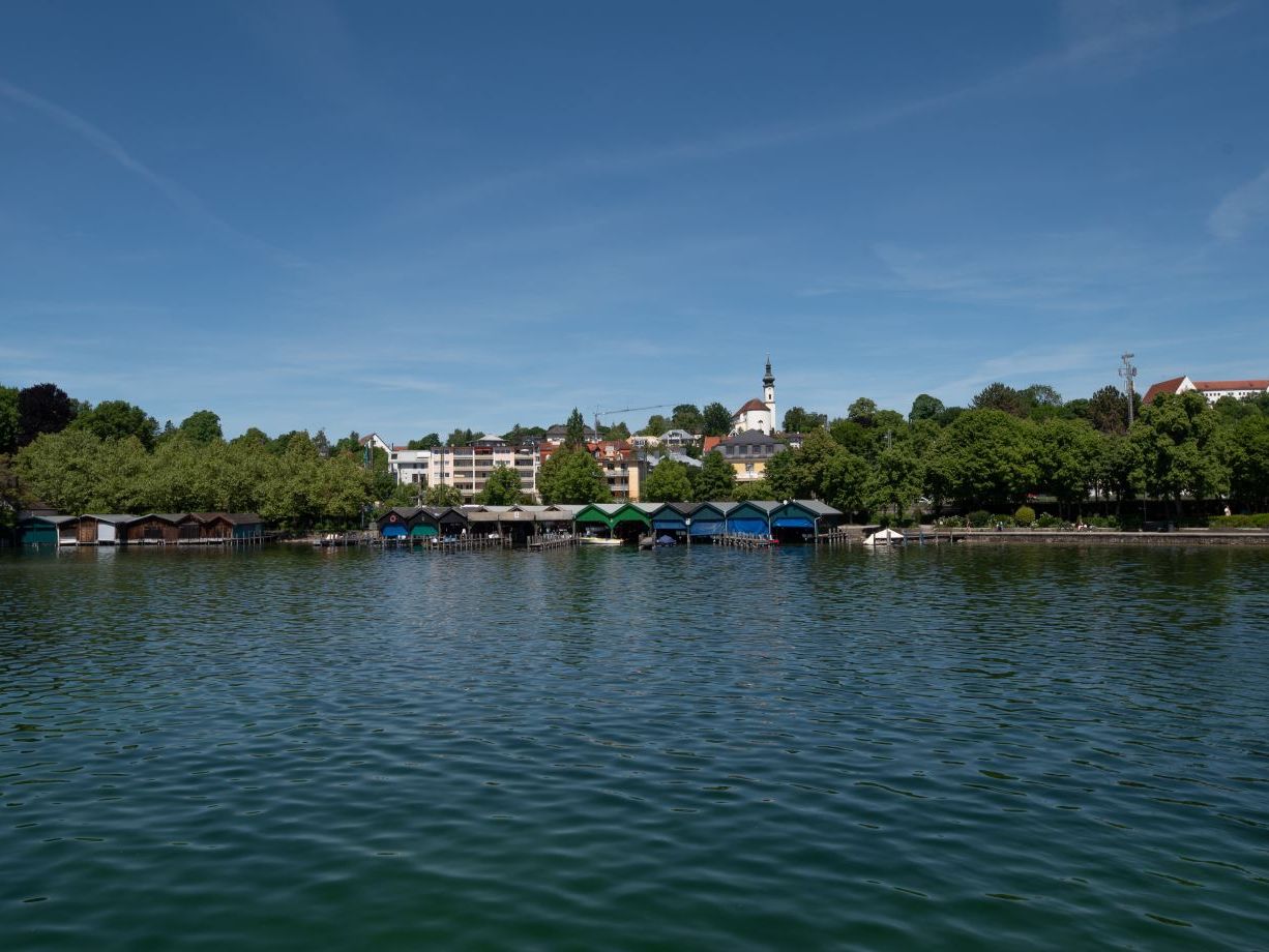 Das Bild zeigt die Uferpromenade von Starnberg. 