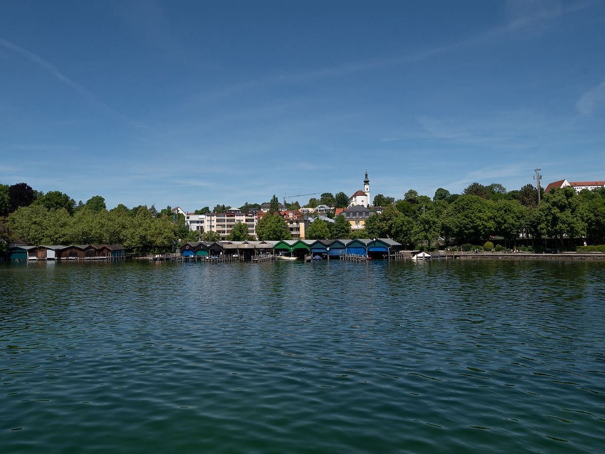 Das Bild zeigt die Uferpromenade von Starnberg. 