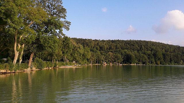 DeDer Pilsensee ist der kleine Bruder des Ammersees und hat wunderbare Badeplätze mit bester Wasserqualität.r Pilsensee ist der kleine Bruder des Ammersees und hat wunderbare Badeplätze mit bester Wasserqualität. 