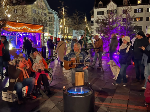Weihnachtliche Stimmung am Kirchplatz