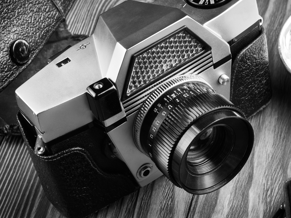 Eine Kamera liegt auf dem Tisch