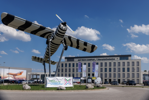 Der Campus mit Flugzeug