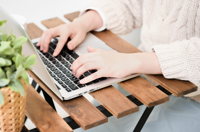 Person sitzt am Rechner