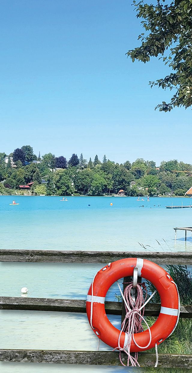 Ein Rettungsring am Seeufer