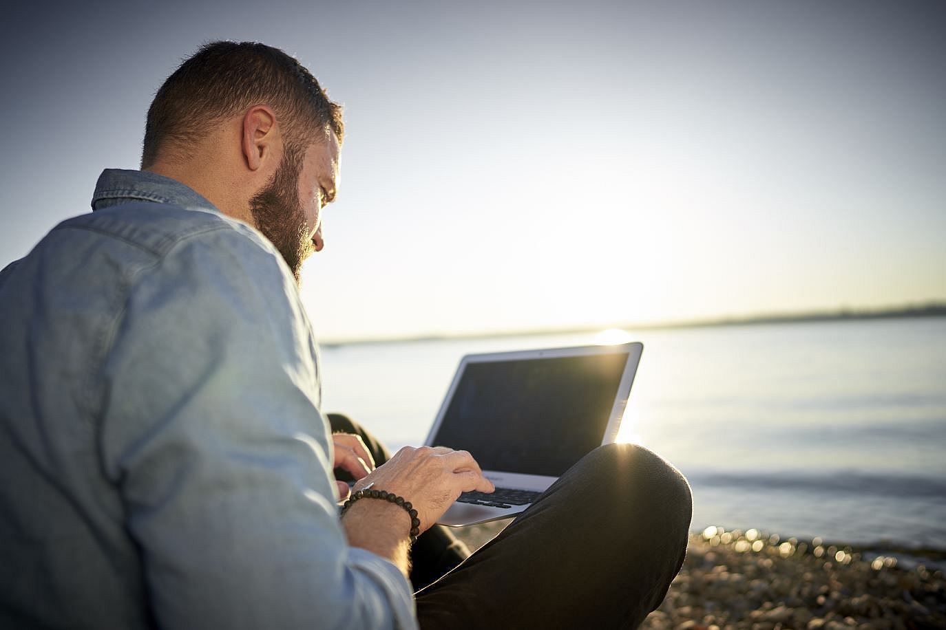 Mann arbeitet am PC. 