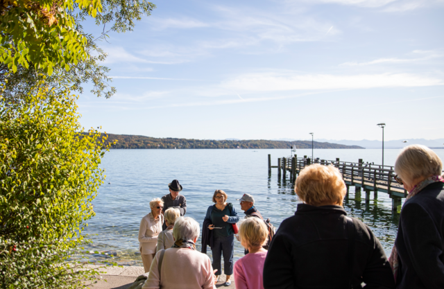 Gäste am Starnberger See bei einer Gruppenführung