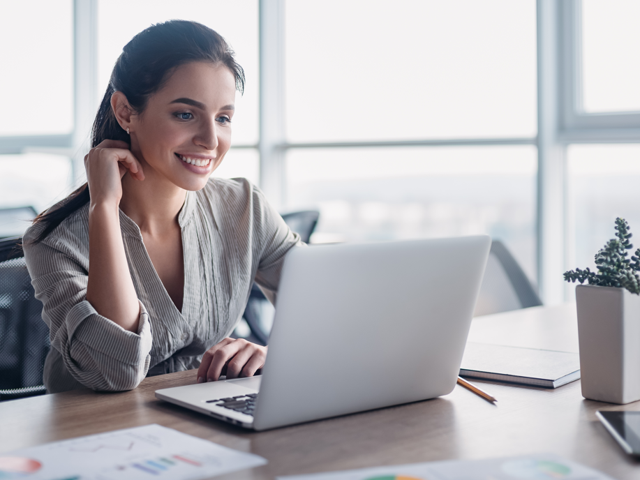 Eine Frau arbeitet am PC.