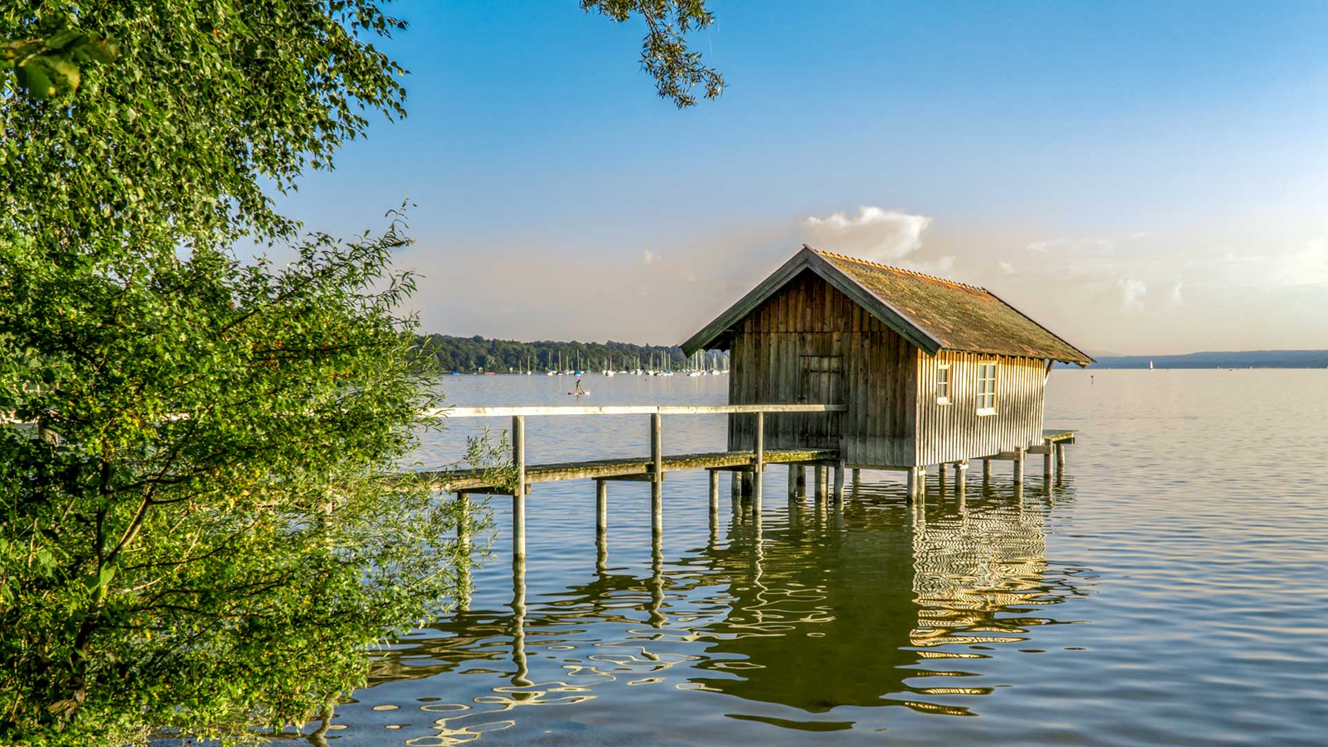 Ein Bootshaus in Stegen am Ammersee