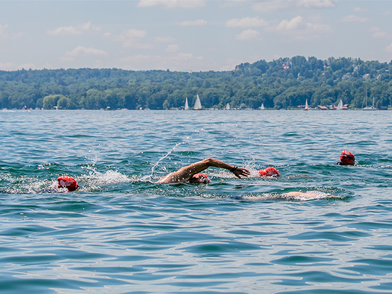 Ein Teilnehmer schwimmt im Starnberger See.