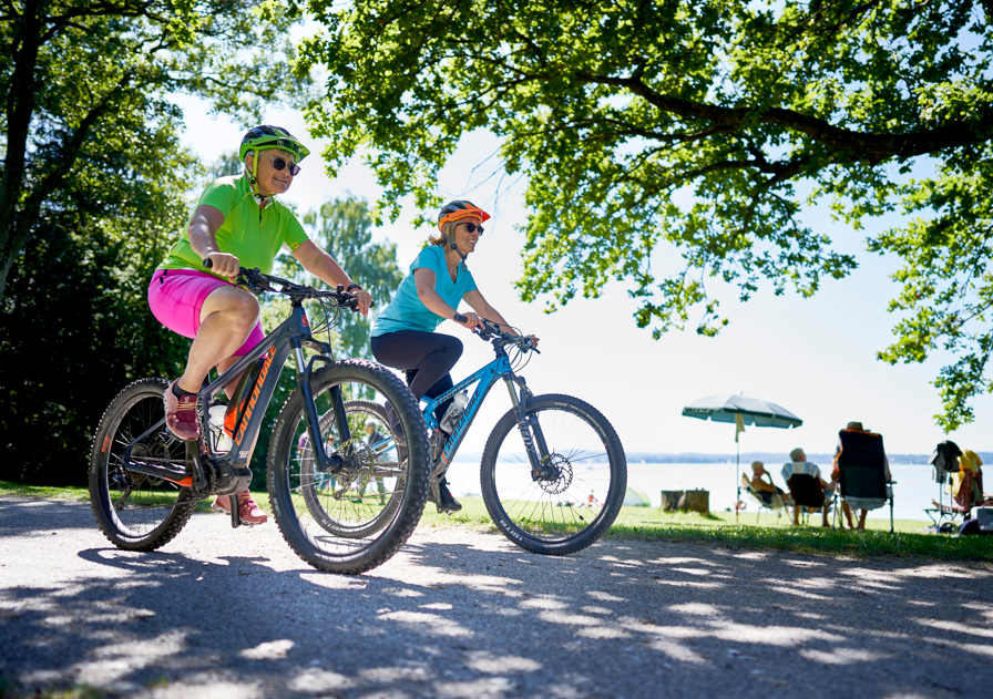 Zwei Frauen sind mit ihren E-Bikes unterwegs