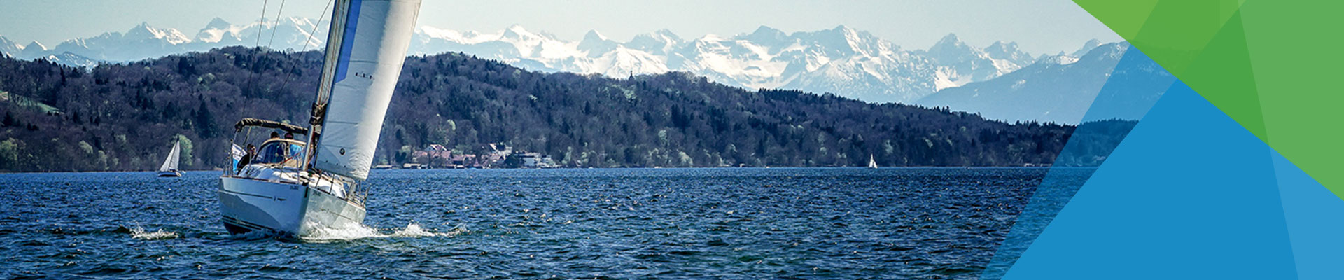 Wassersport am Ammersee - egal, ob wie hier auf dem Bild rasant mit dem Segelboot oder gemütlich mit dem Ruderboot - wir haben für alle Wassersportfans etwas dabei.