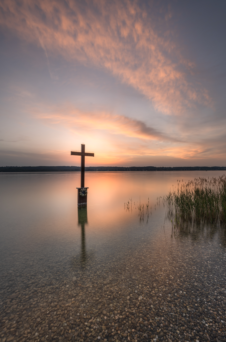 Das Kreuz im Starnberger See markiert den Fundort des toten König Ludwig II.