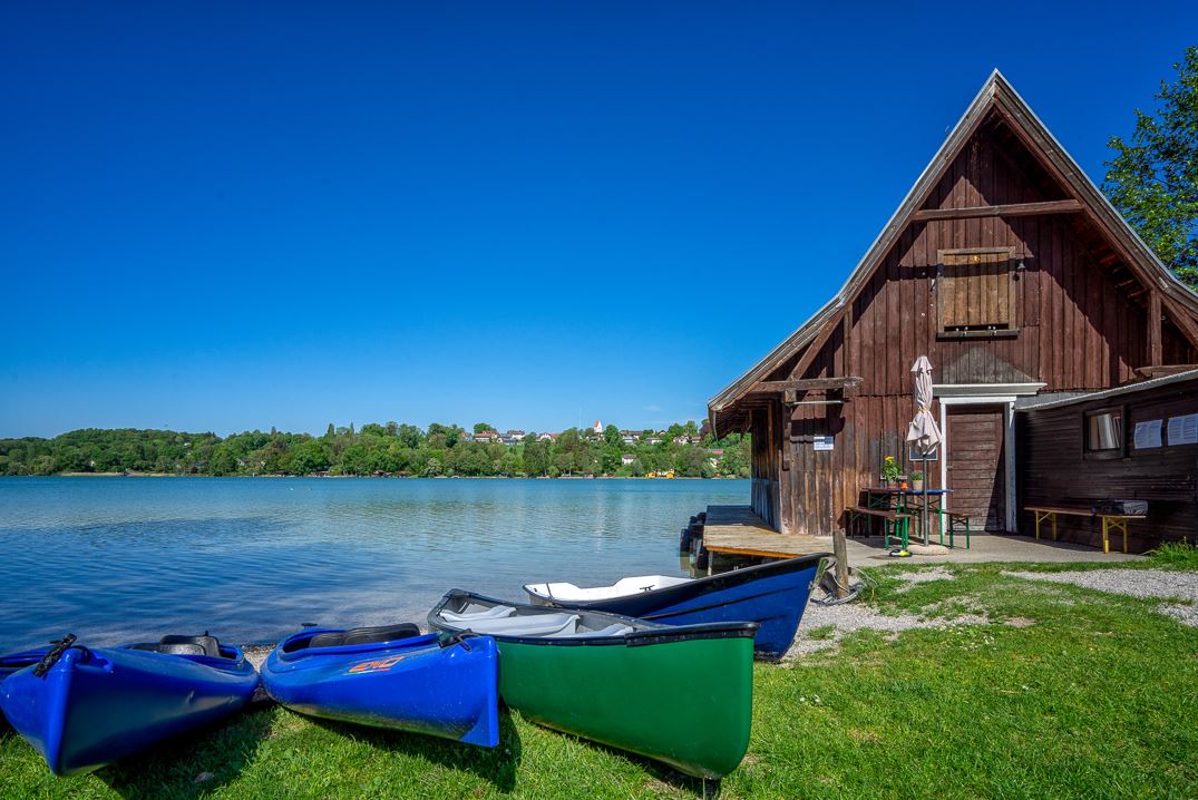 Boote liegen am Seeufer 