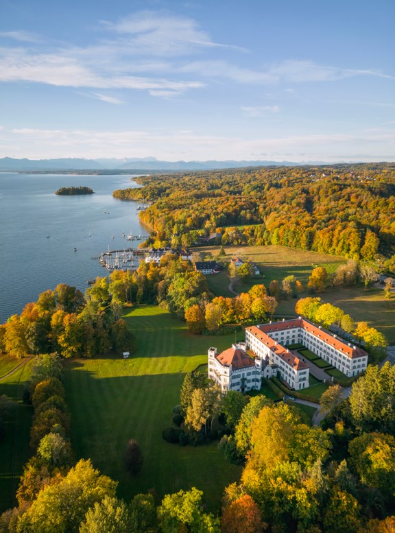 Das Schloss Possenhofen auf der Luft mit Blick auf den Starnberger See