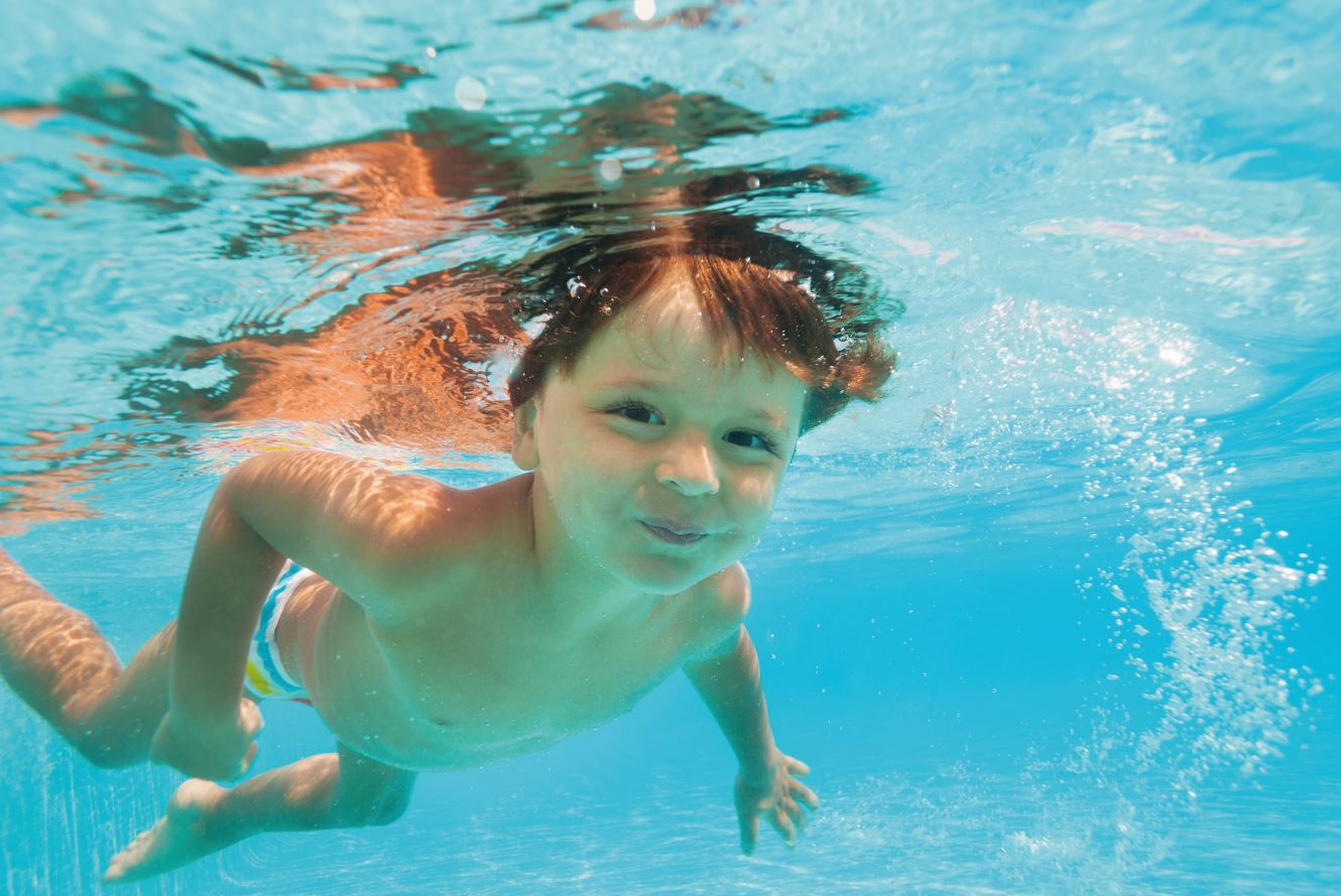 Kleiner Junge taucht unter Wsser