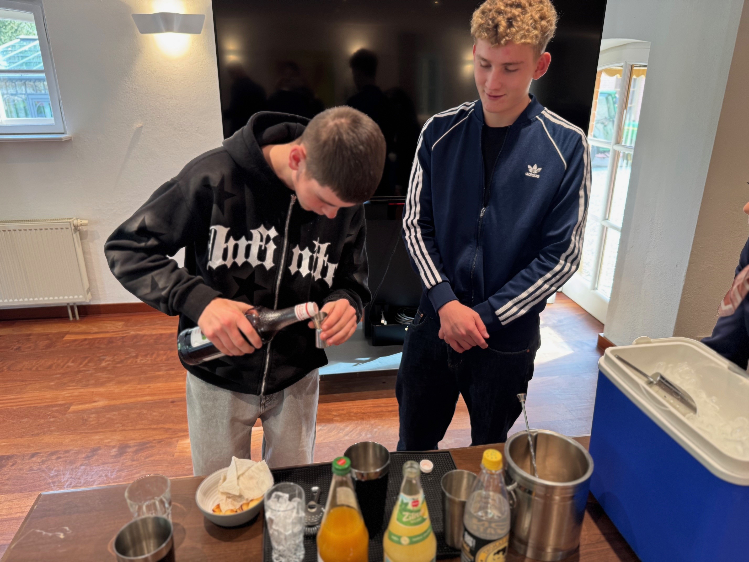 Schüler mixen alkoholfreie Cocktails