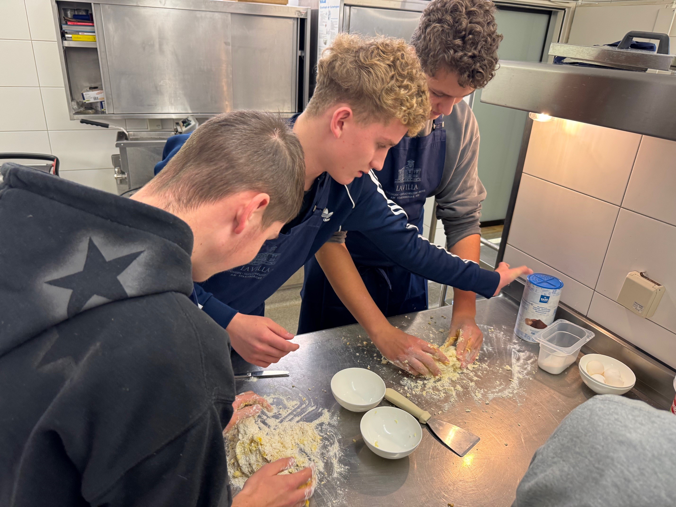 Schüler kneten Teig