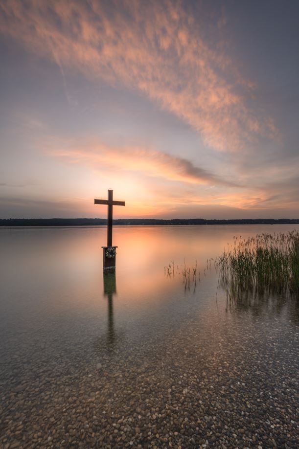 Der Audiospaziergang über König Ludwig II. führt auch nach Berg zur Votivkapelle. Auf dem Bild sehen Sie das Kreuz im Wasser vor der Kapelle. Es markiert die Stelle, an welcher Ludwig II. tot aufgefunden wurde. 