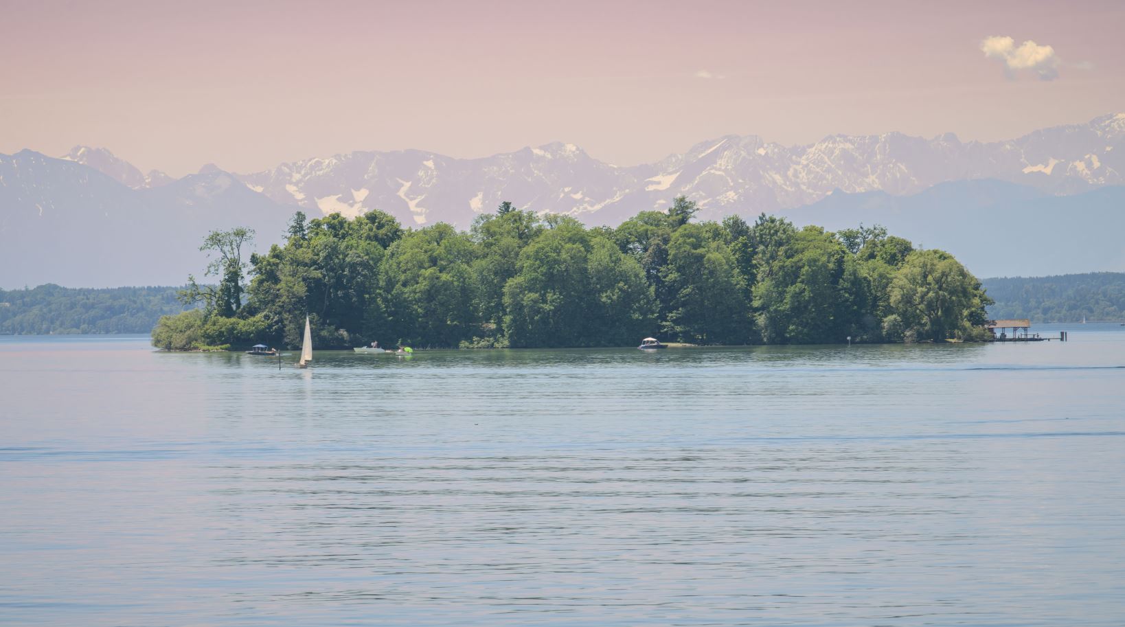Die Roseninsel im Starnberger See ist ein beliebtes Ausflugsziel und war früher Treffpunkt für Sisi und Ludwig II.