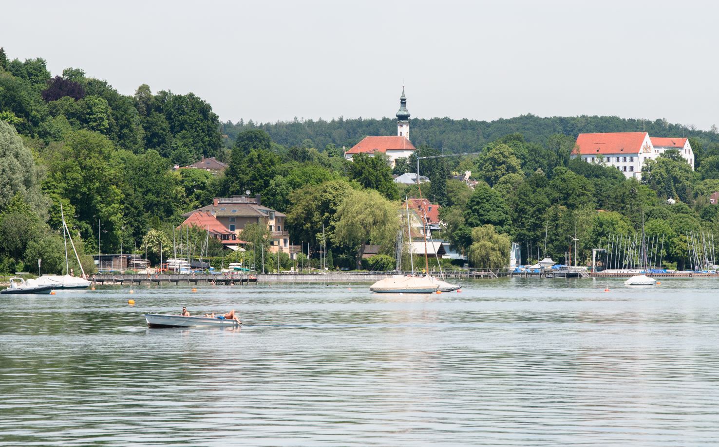 Das Schloss Starnberg thront über Starnberg und beherbergt heute das Finanzamt. Der Schlossgarten kann besichtigt werden.  