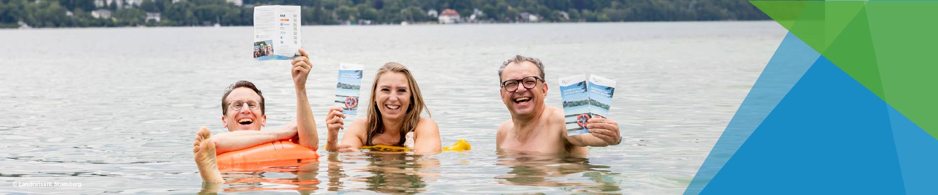 Sicherheit auf dem See. Drei Leute werben dafür im Wasser.