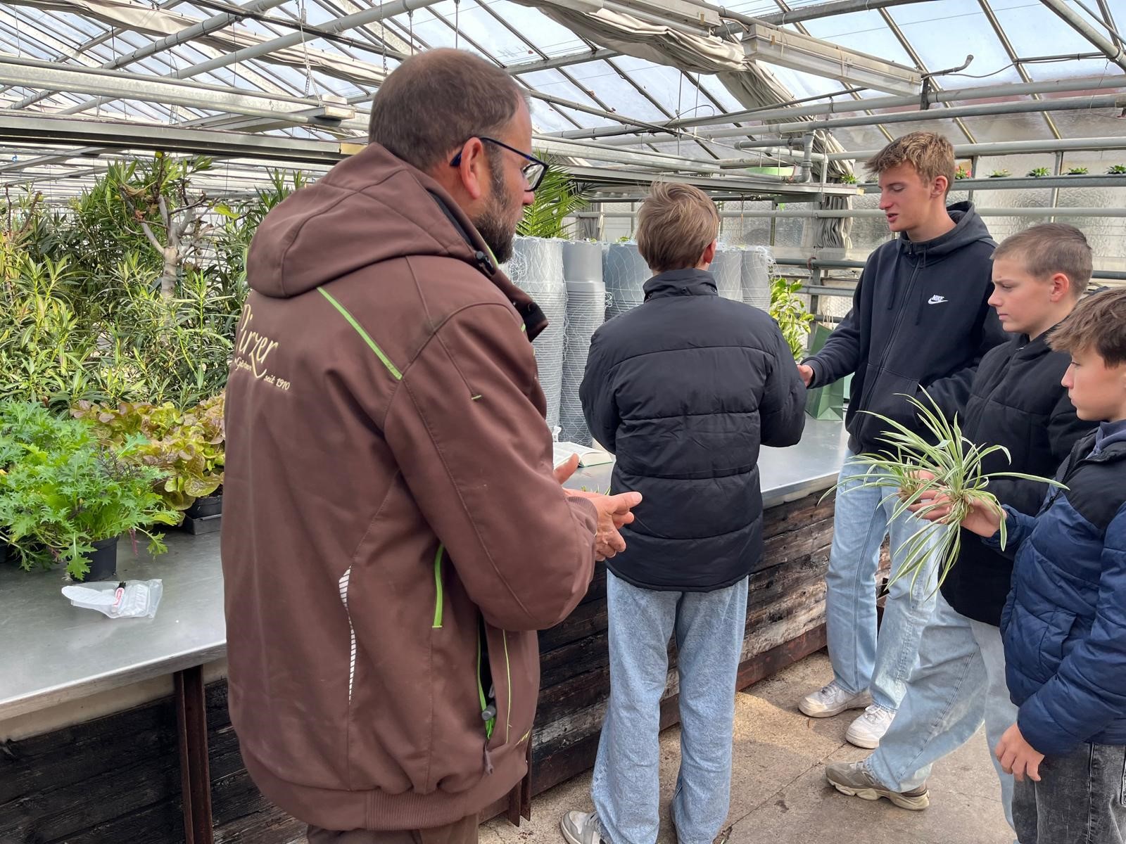 Schüler in der Gärtnerei