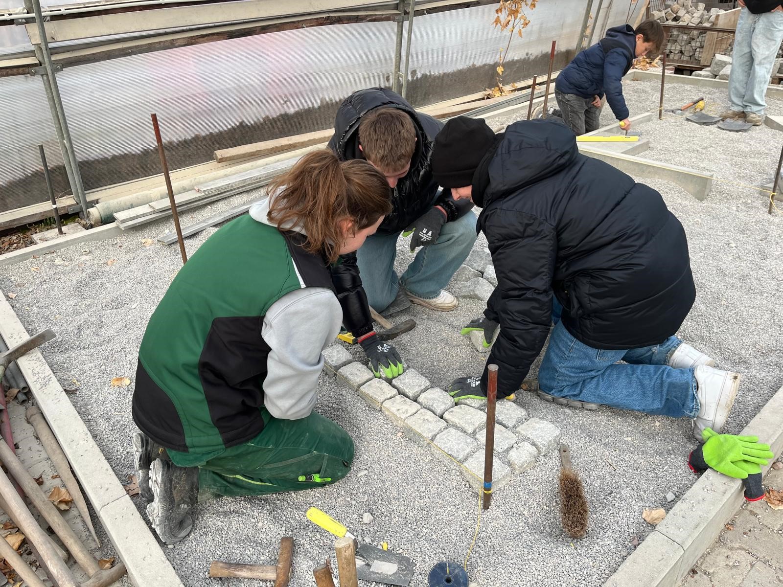 Schüler lernen pflastern